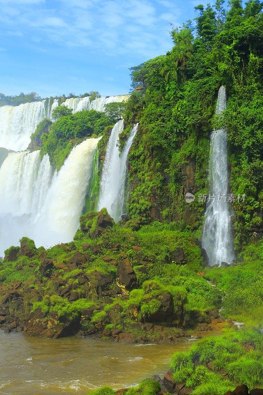 位于南美洲阿根廷/巴西雨林的伊瓜苏瀑布
